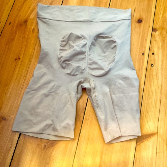 Maternity shape wear size large - Picture 2 of 3